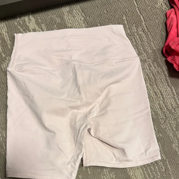 ALO Yoga Women's Light Pink Bike Shorts - Picture 4 of 4